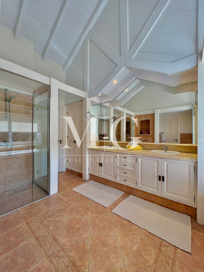 Casa ID.319 - Venta Casa zona Golf, 5 dorm.+ dep.servicio, barbacoa y piscina 