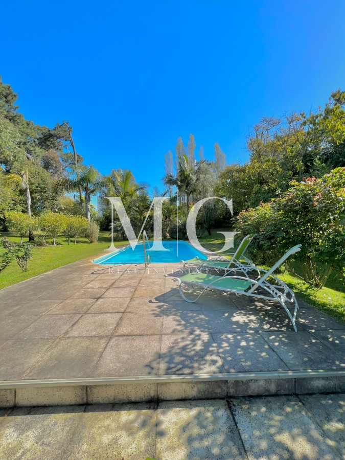 Casa ID.147 - Venta Casa zona Shopping 4 dormitorios + dep.servicio y piscina