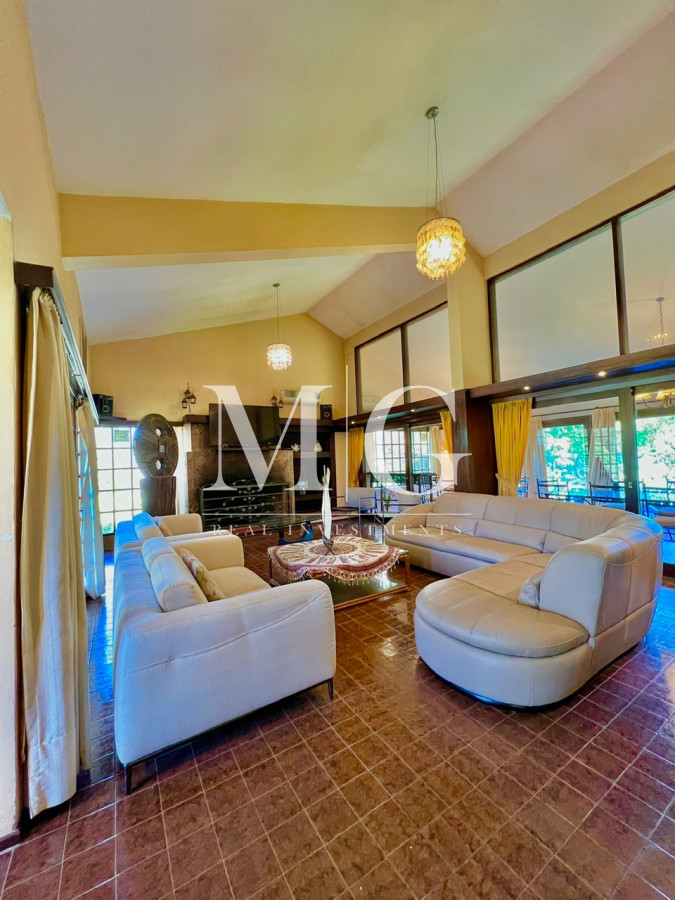Casa ID.147 - Venta Casa zona Shopping 4 dormitorios + dep.servicio y piscina