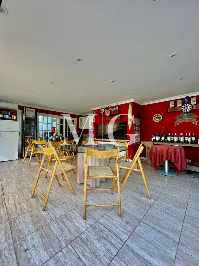 Casa ID.296 - 9 DORMITORIOS ZONA COLEGIOS, BARRIO RESIDENCIAL!