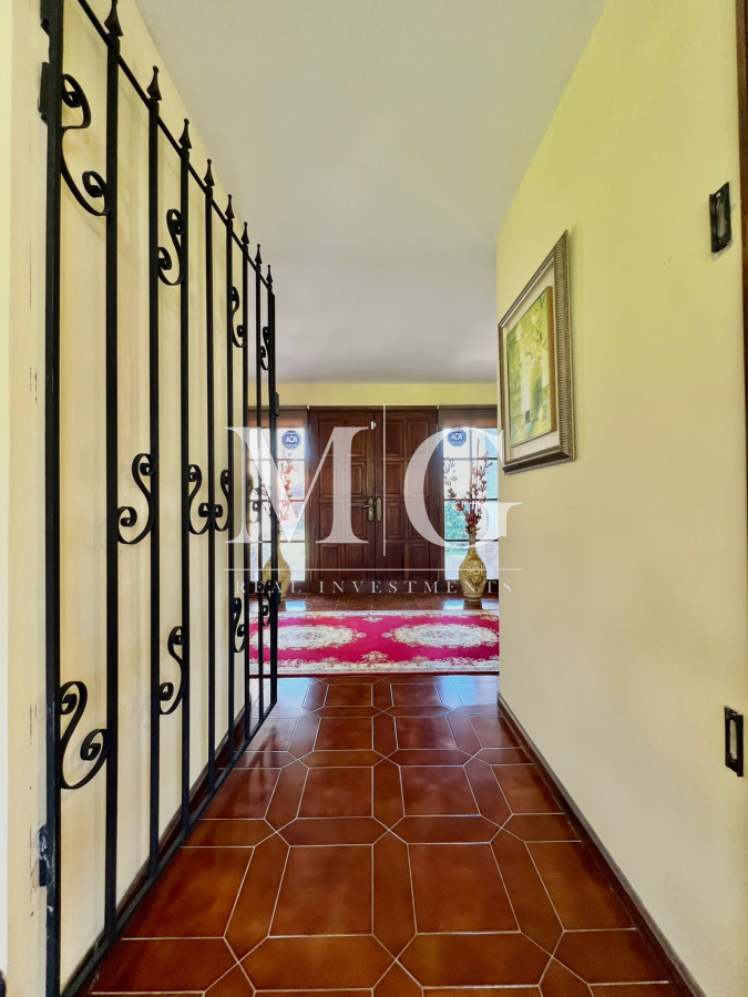 Casa ID.296 - 9 DORMITORIOS ZONA COLEGIOS, BARRIO RESIDENCIAL!