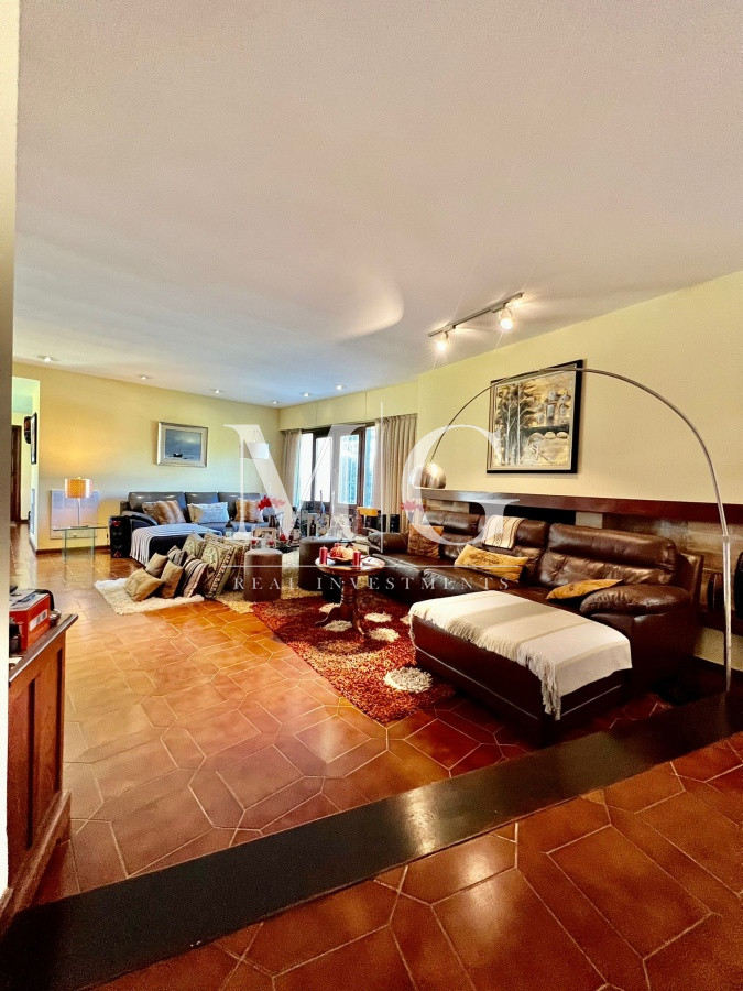 Casa ID.296 - 9 DORMITORIOS ZONA COLEGIOS, BARRIO RESIDENCIAL!