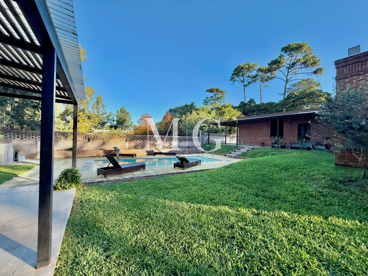 Casa ID.1088 - Excelente Casa a Estrenar Barrio Parque Burnett; 1.059m2 de terreno, piscina, barbacoa