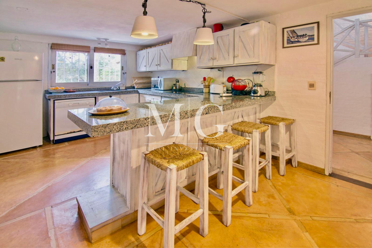 Casa ID.1066 - BARRIO PARQUE BURNETT EXCELENTE PROPIEDAD 4.500MT TERRENO