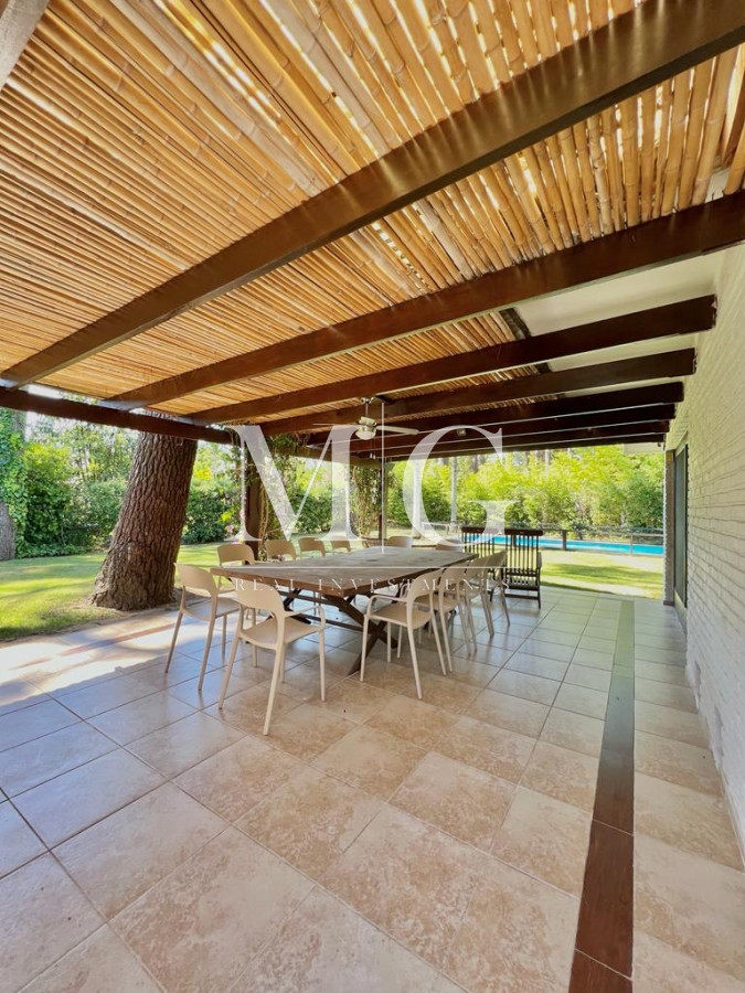 Casa ID.530 - LUGANO 1.400mt DE TERRENO, 7 DORMITORIOS, PISCINA