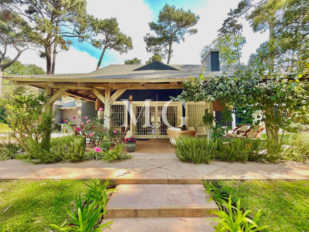 Casa ID.1066 - BARRIO PARQUE BURNETT EXCELENTE PROPIEDAD 4.500MT TERRENO