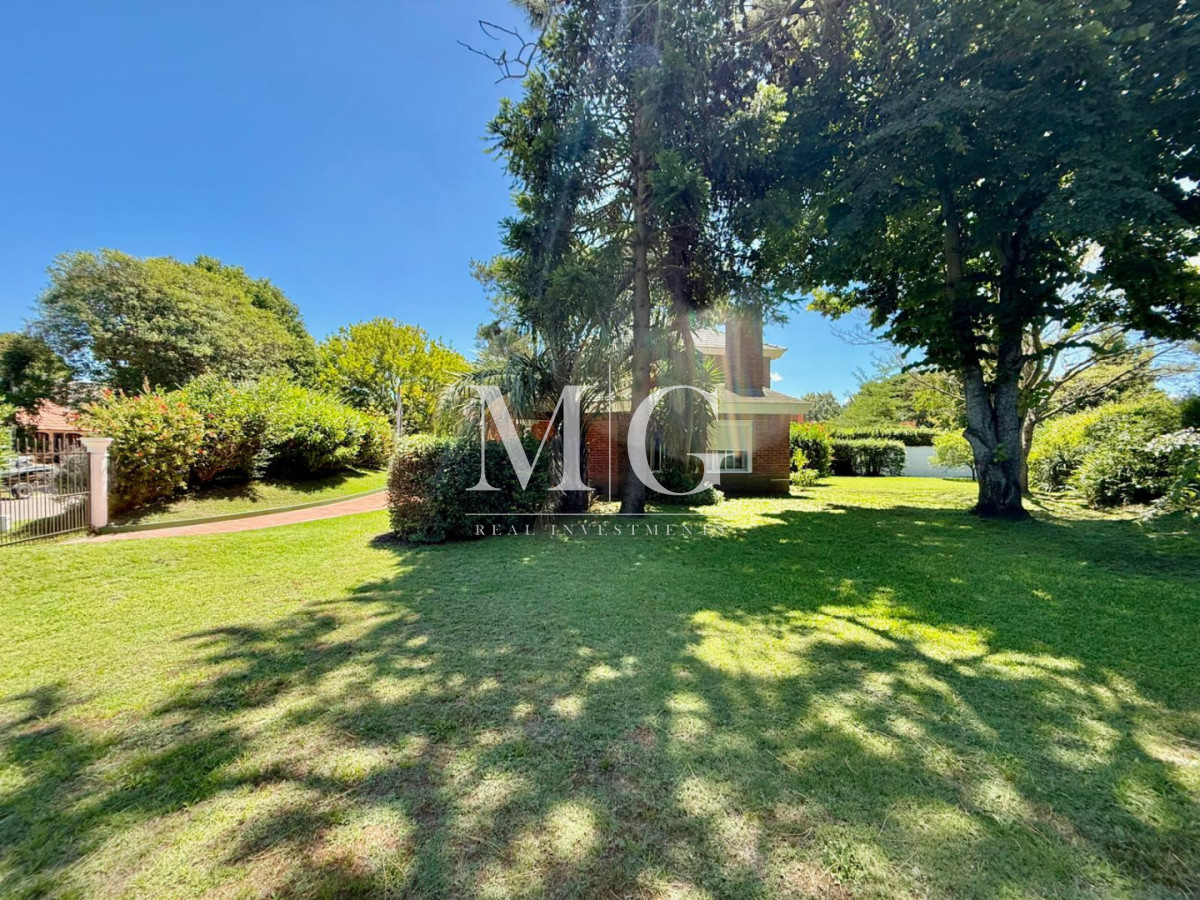 Casa ID.1530 - Excelente propiedad 5 dormitorios en Altos del Pinar, Punta del Este