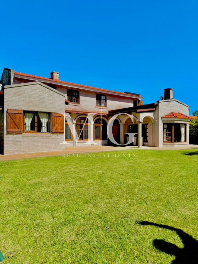 Casa ID.1550 - Excelente propiedad 4 dormitorios, 4 baños, piscina, parrillero, zona Pinares