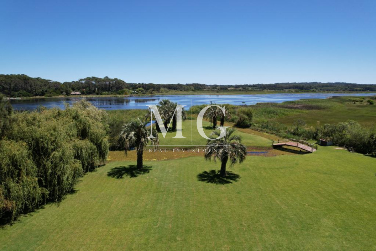 Casa ID.231 - Venta Espectacular Casa sobre Laguna del Diario 