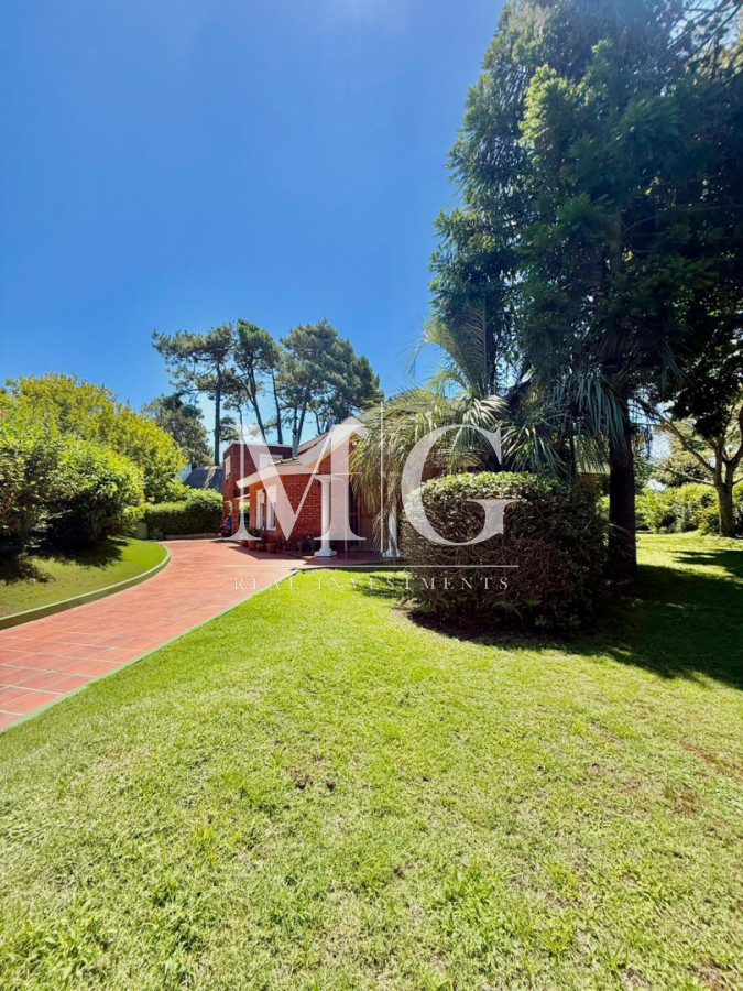 Casa ID.1530 - Excelente propiedad 5 dormitorios en Altos del Pinar, Punta del Este