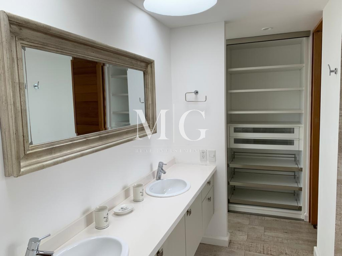 Casa ID.1368 - Alquiler Anual Exclusiva residencia frente al mar primera linea Playa Mansa 