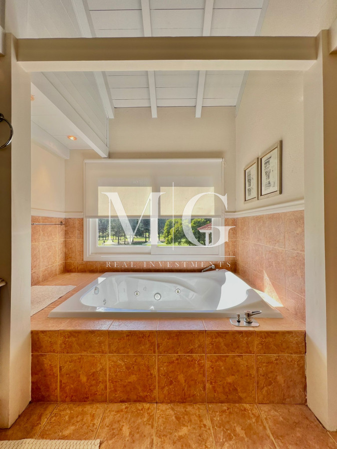 Casa ID.319 - Venta Casa zona Golf, 5 dorm.+ dep.servicio, barbacoa y piscina 