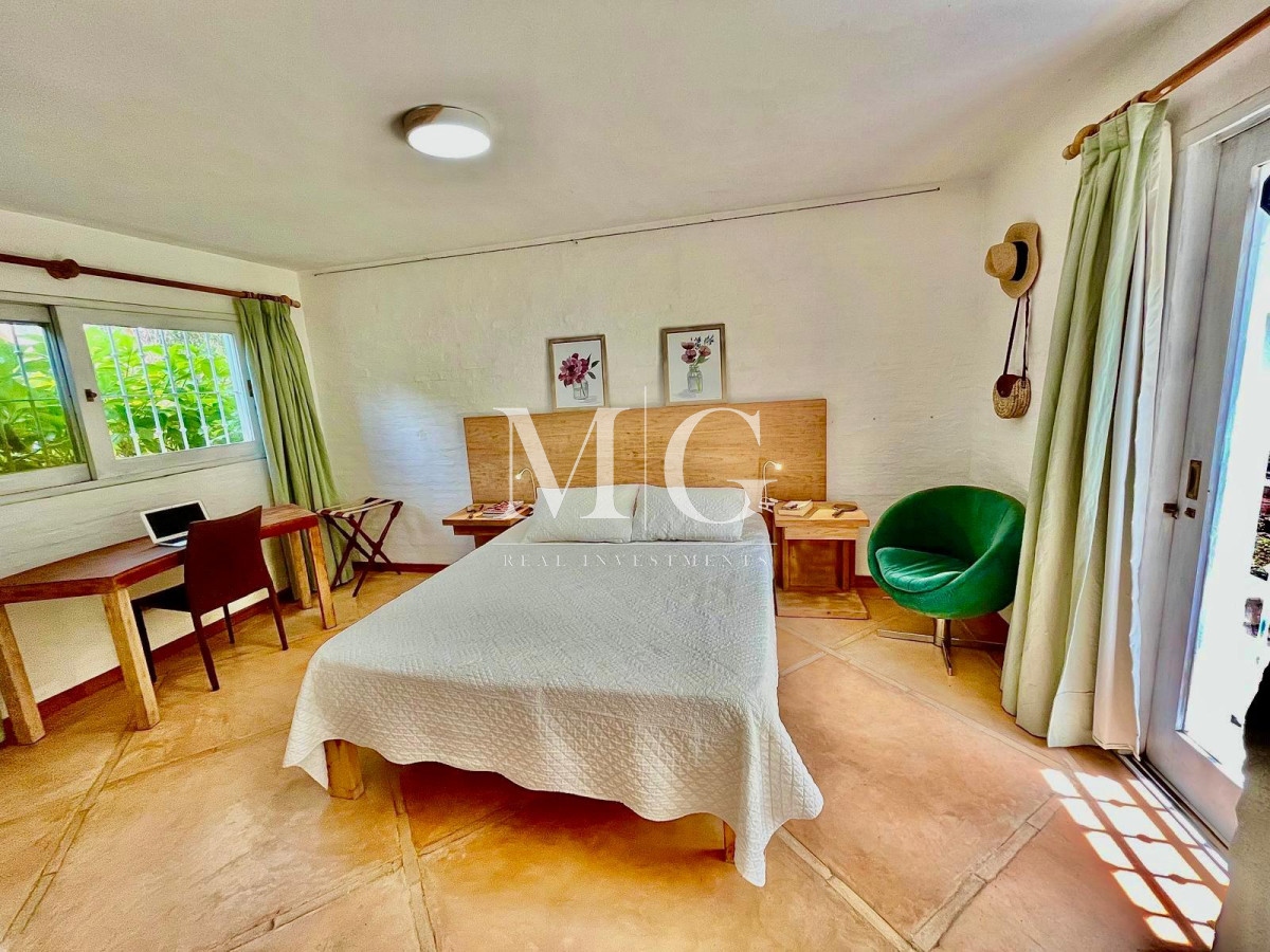 Casa ID.1066 - BARRIO PARQUE BURNETT EXCELENTE PROPIEDAD 4.500MT TERRENO