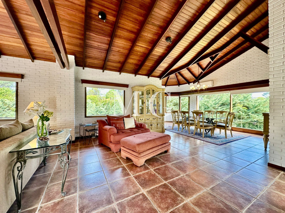 Casa ID.231 - Venta Espectacular Casa sobre Laguna del Diario 