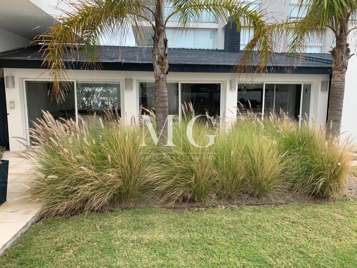 Casa ID.1368 - Alquiler Anual Exclusiva residencia frente al mar primera linea Playa Mansa 