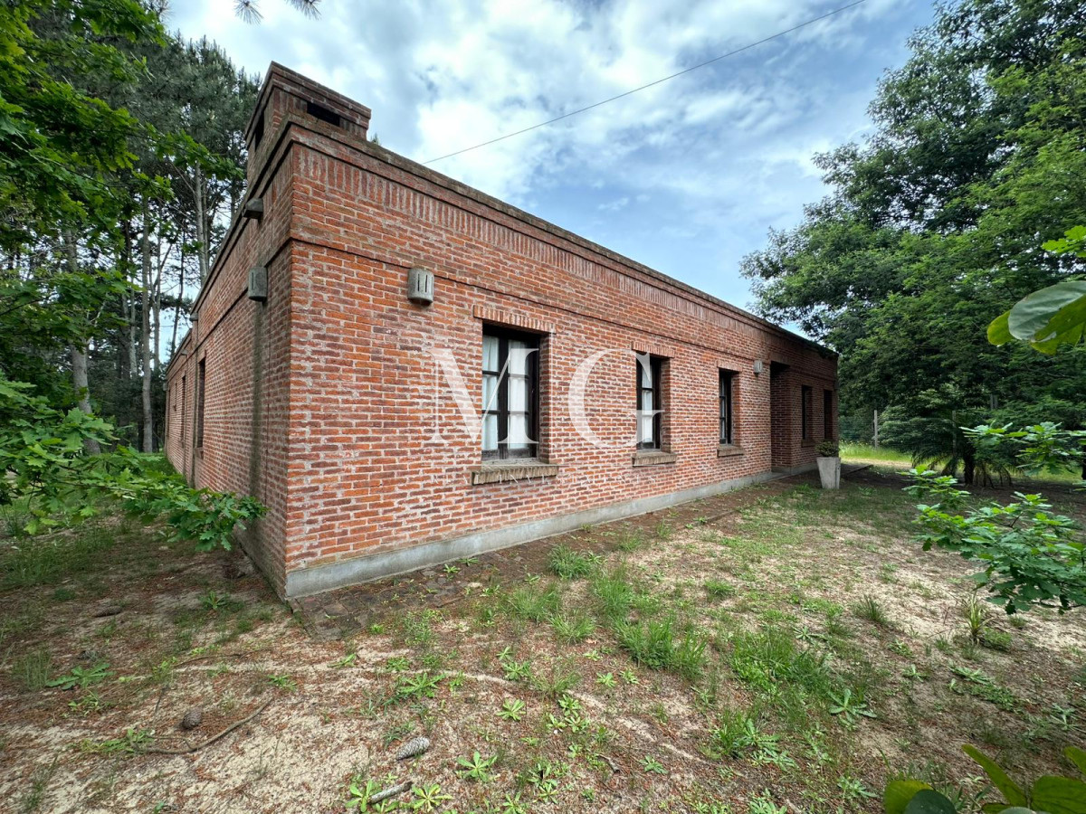 Casa ID.1088 - BARRIO PARQUE BURNETT CASA 5 DORMITORIOS ESTILO CAMPESTRE