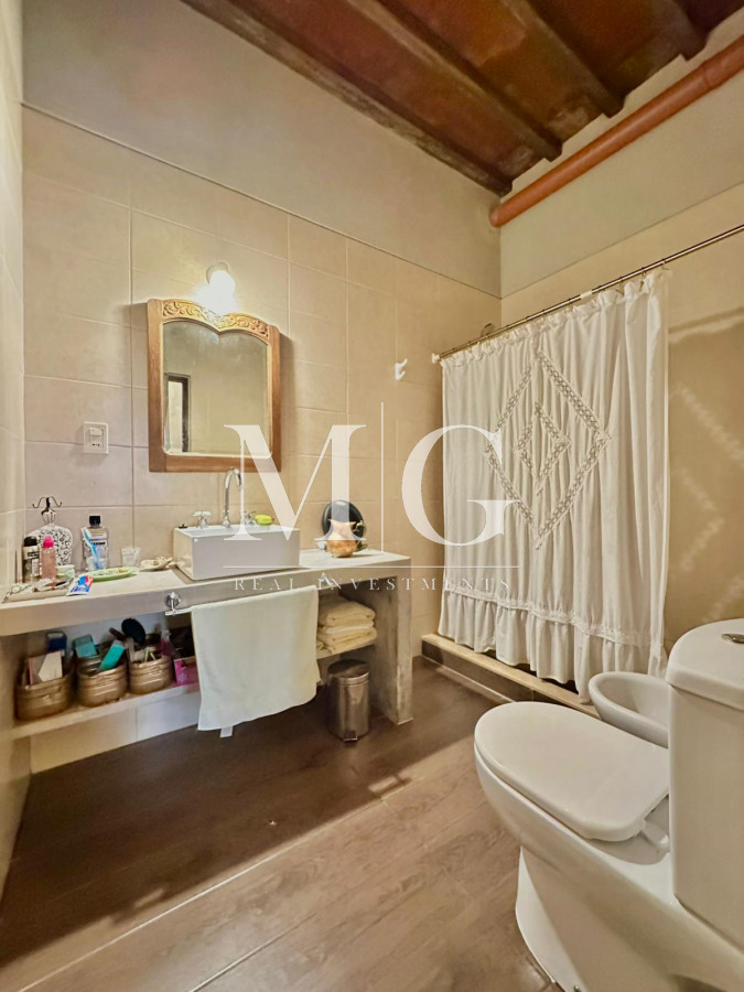 Casa ID.1088 - BARRIO PARQUE BURNETT CASA 5 DORMITORIOS ESTILO CAMPESTRE