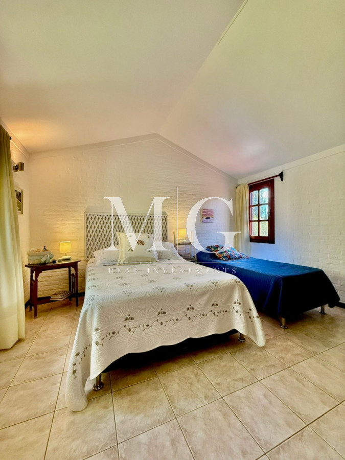 Casa ID.1550 - Excelente propiedad 4 dormitorios, 4 baños, piscina, parrillero, zona Pinares