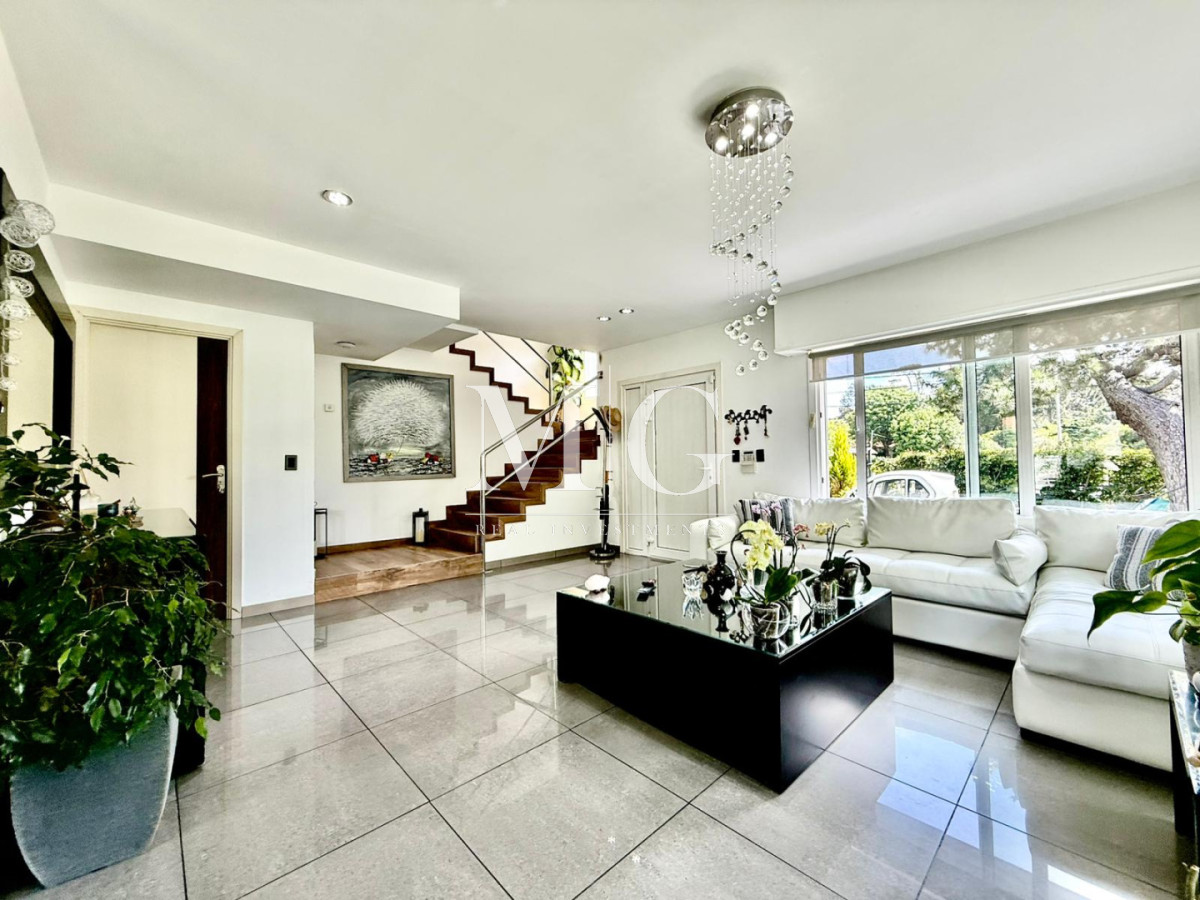 Casa ID.1508 - Chalet Premium con Gran Potencial - Ideal para Clínica, Consultorios u Oficinas