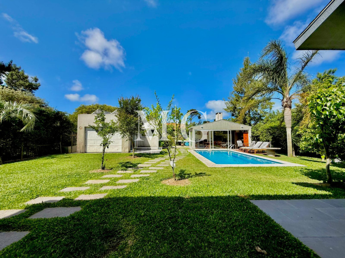 Casa ID.1508 - Chalet Premium con Gran Potencial - Ideal para Clínica, Consultorios u Oficinas