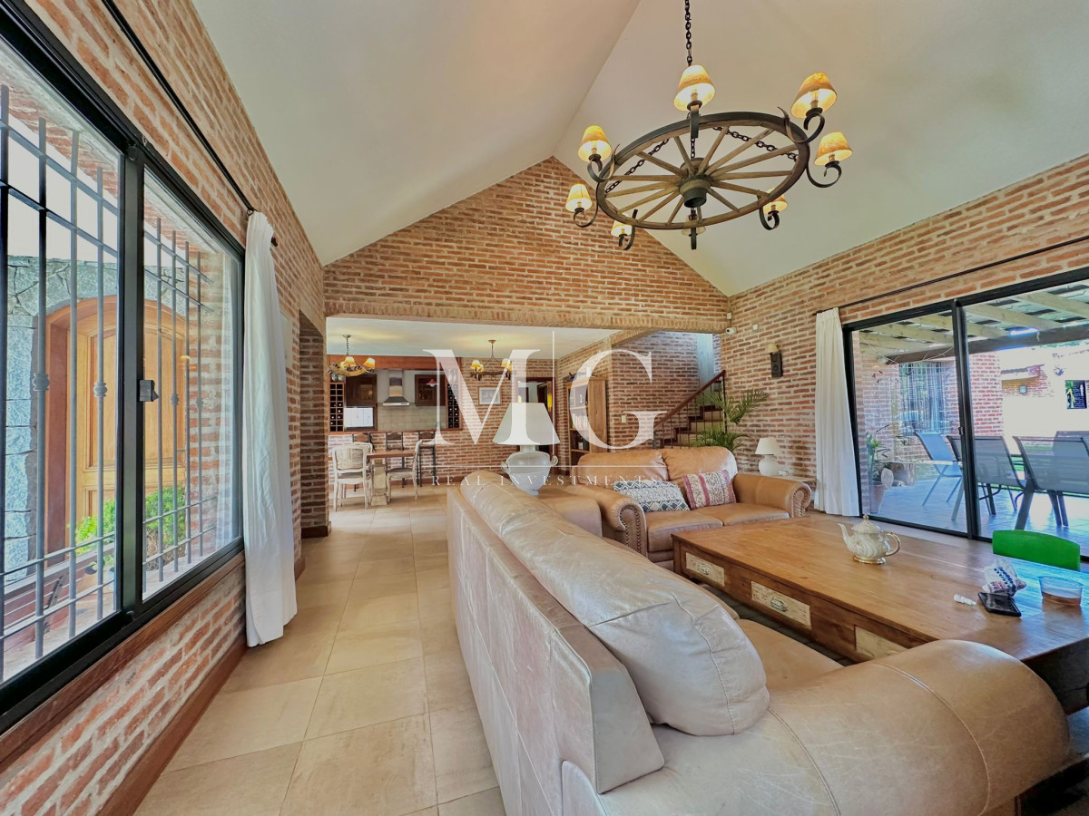 Casa ID.1048 - EXCELENTE PROPIEDAD EN EL EXLUSIVO BARRIO PINARES DE PUNTA DEL ESTE