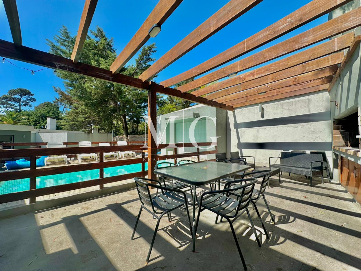 Casa ID.1063 - BARRIO JARDINES DE CORDOBA EXCELENTE CASA 3 DORMITORIOS, PISCINA, PARRILLERO