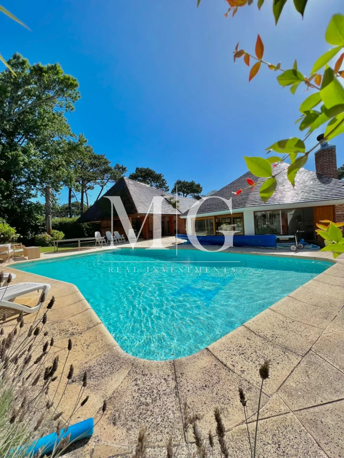 Casa ID.536 - Venta Casa 8 dormitorios, piscina, barbacoa a pasos del Shopping