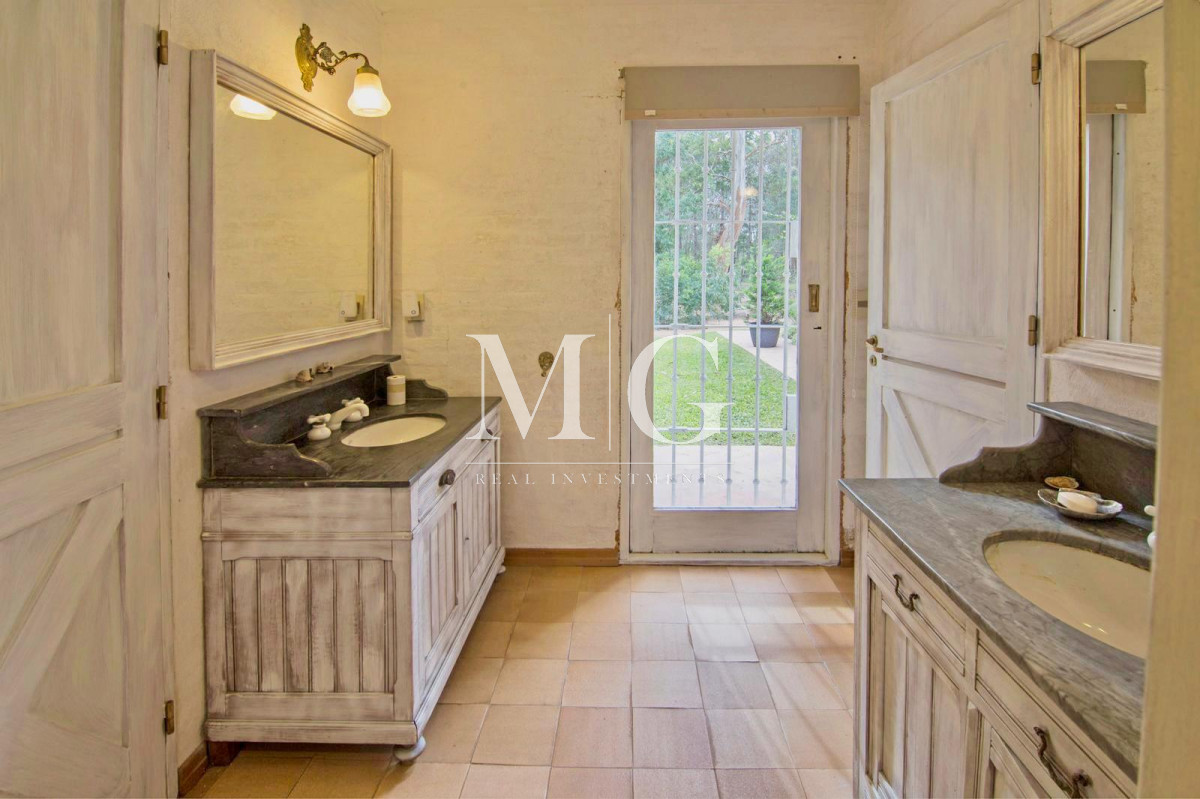 Casa ID.1066 - BARRIO PARQUE BURNETT EXCELENTE PROPIEDAD 4.500MT TERRENO