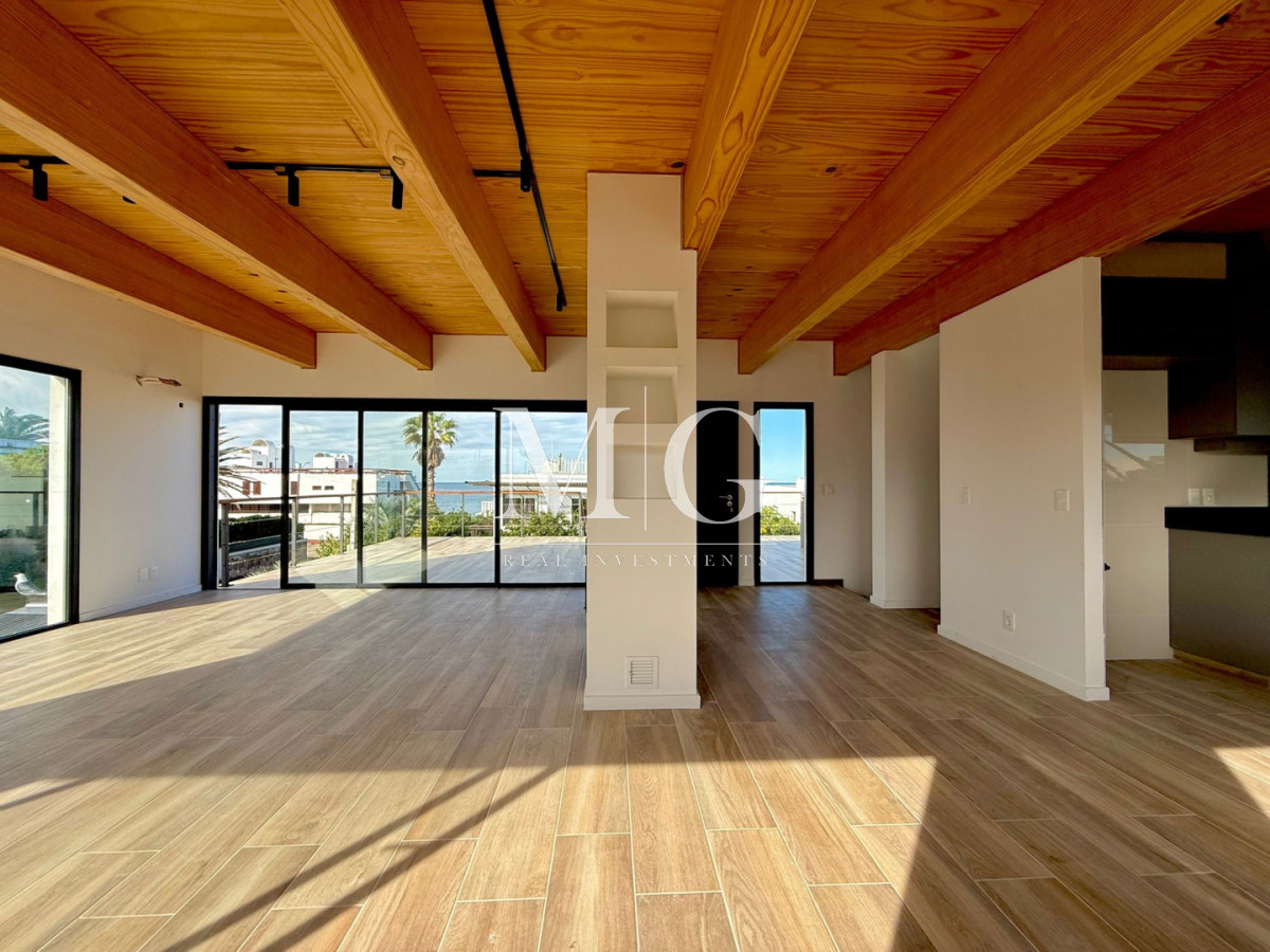 Casa ID.1557 - Casa de época totalmente reciclada, 4 dormitorios Zona Faro, distribuida en dos plantas