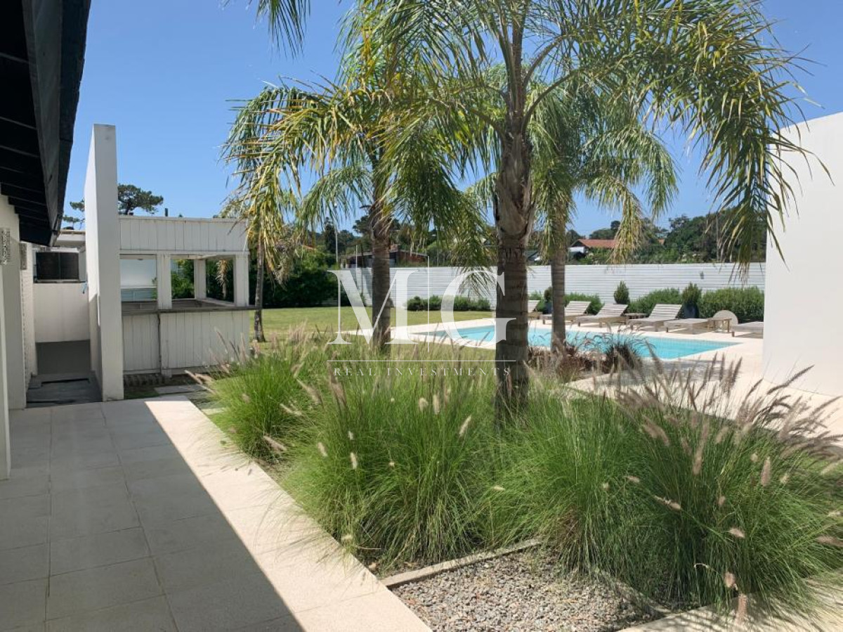 Casa ID.1368 - Alquiler Anual Exclusiva residencia frente al mar primera linea Playa Mansa 