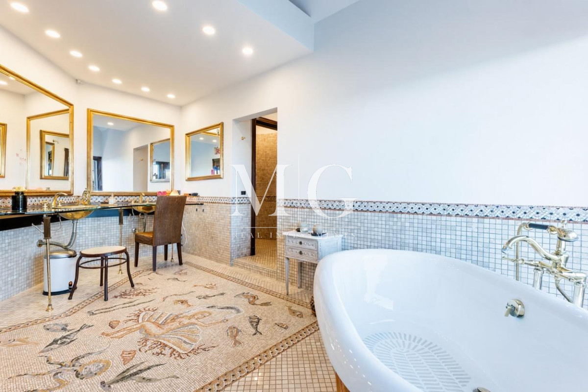 Casa ID.1551 - Exclusiva Mansión Frente al Mar en Playa Mansa - Punta del Este