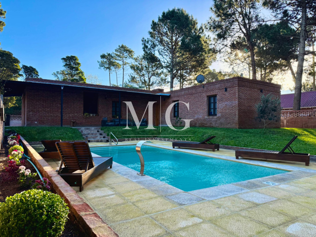 Casa ID.1088 - Excelente Casa a Estrenar Barrio Parque Burnett; 1.059m2 de terreno, piscina, barbacoa
