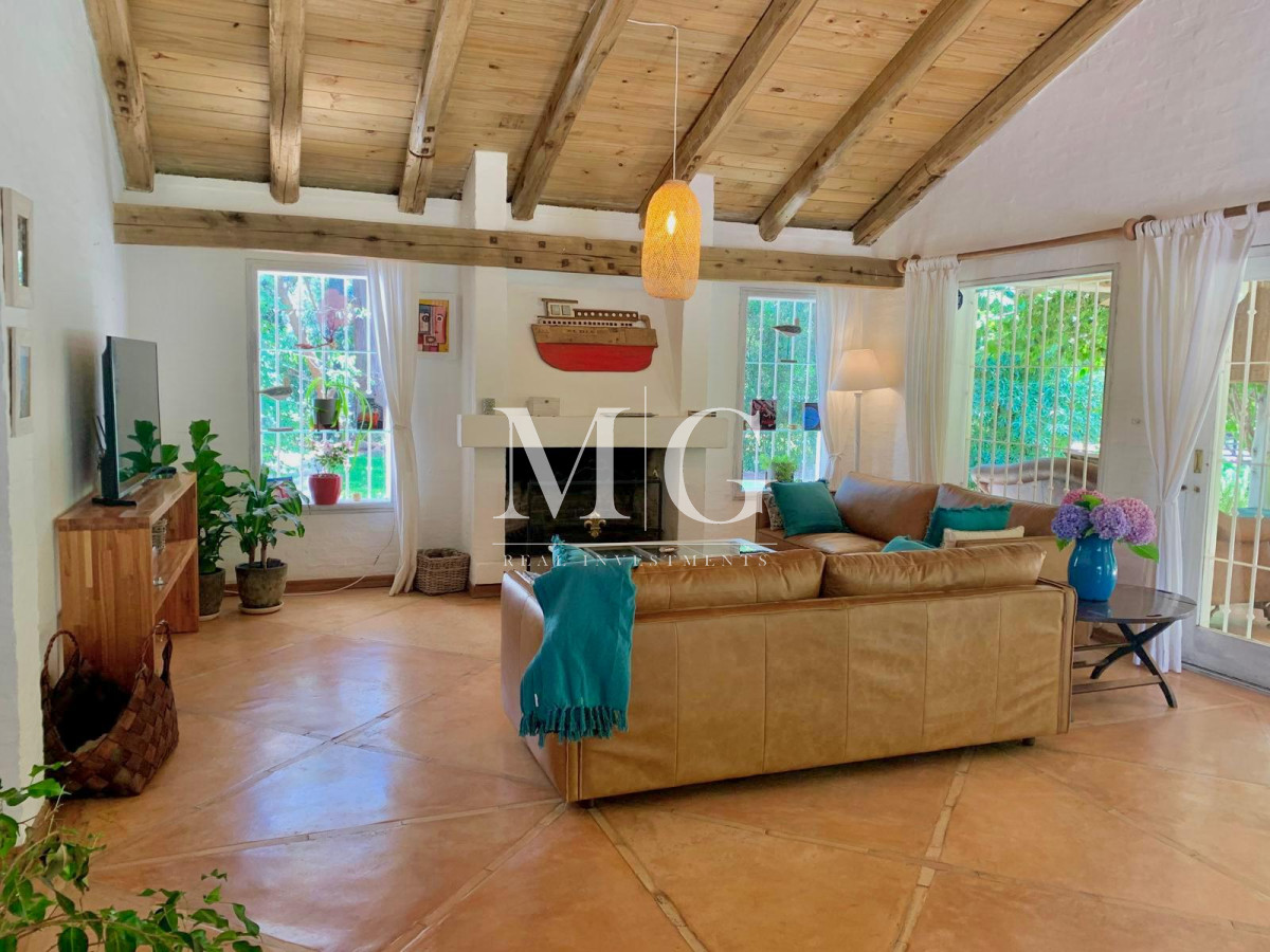 Casa ID.1066 - BARRIO PARQUE BURNETT EXCELENTE PROPIEDAD 4.500MT TERRENO