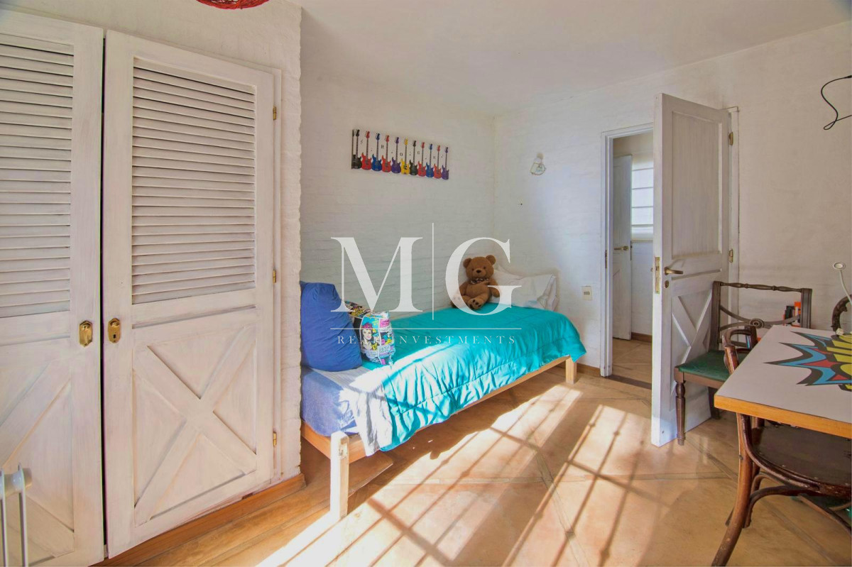 Casa ID.1066 - BARRIO PARQUE BURNETT EXCELENTE PROPIEDAD 4.500MT TERRENO