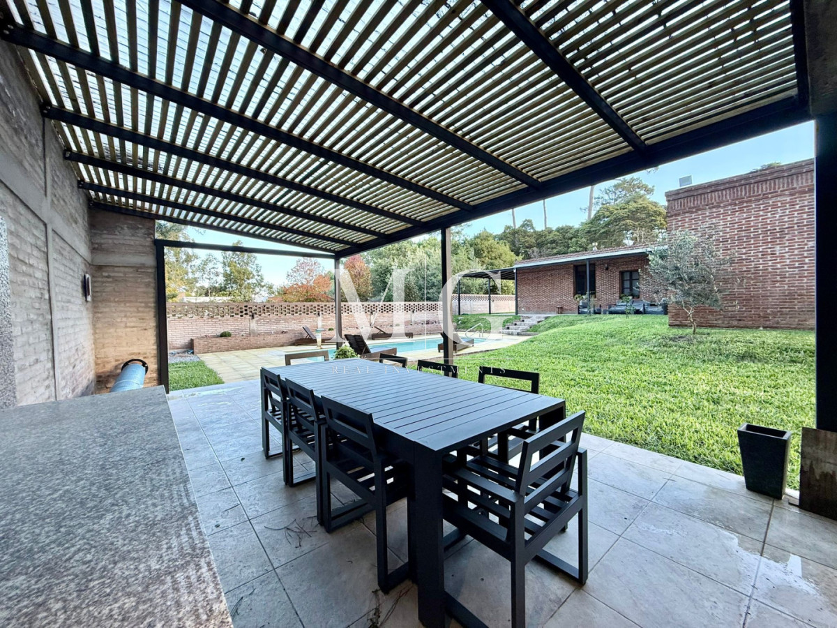 Casa ID.1088 - Excelente Casa a Estrenar Barrio Parque Burnett; 1.059m2 de terreno, piscina, barbacoa