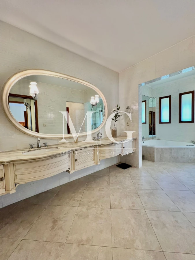 Casa ID.536 - Venta Casa 8 dormitorios, piscina, barbacoa a pasos del Shopping