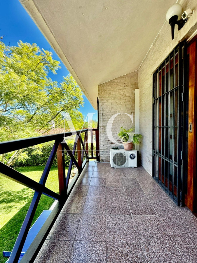 Casa ID.1550 - Excelente propiedad 4 dormitorios, 4 baños, piscina, parrillero, zona Pinares