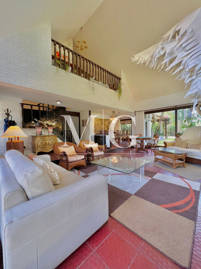 Casa ID.530 - LUGANO 1.400mt DE TERRENO, 7 DORMITORIOS, PISCINA