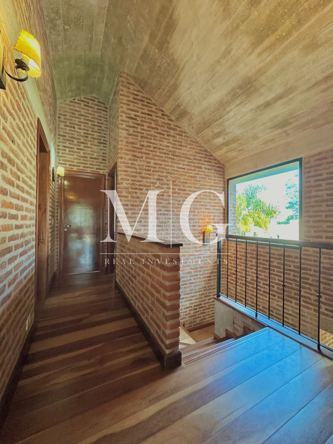 Casa ID.1048 - EXCELENTE PROPIEDAD EN EL EXLUSIVO BARRIO PINARES DE PUNTA DEL ESTE