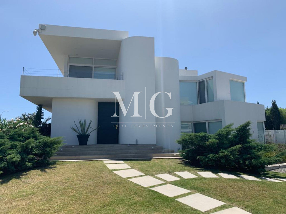 Casa ID.1368 - Alquiler Anual Exclusiva residencia frente al mar primera linea Playa Mansa 