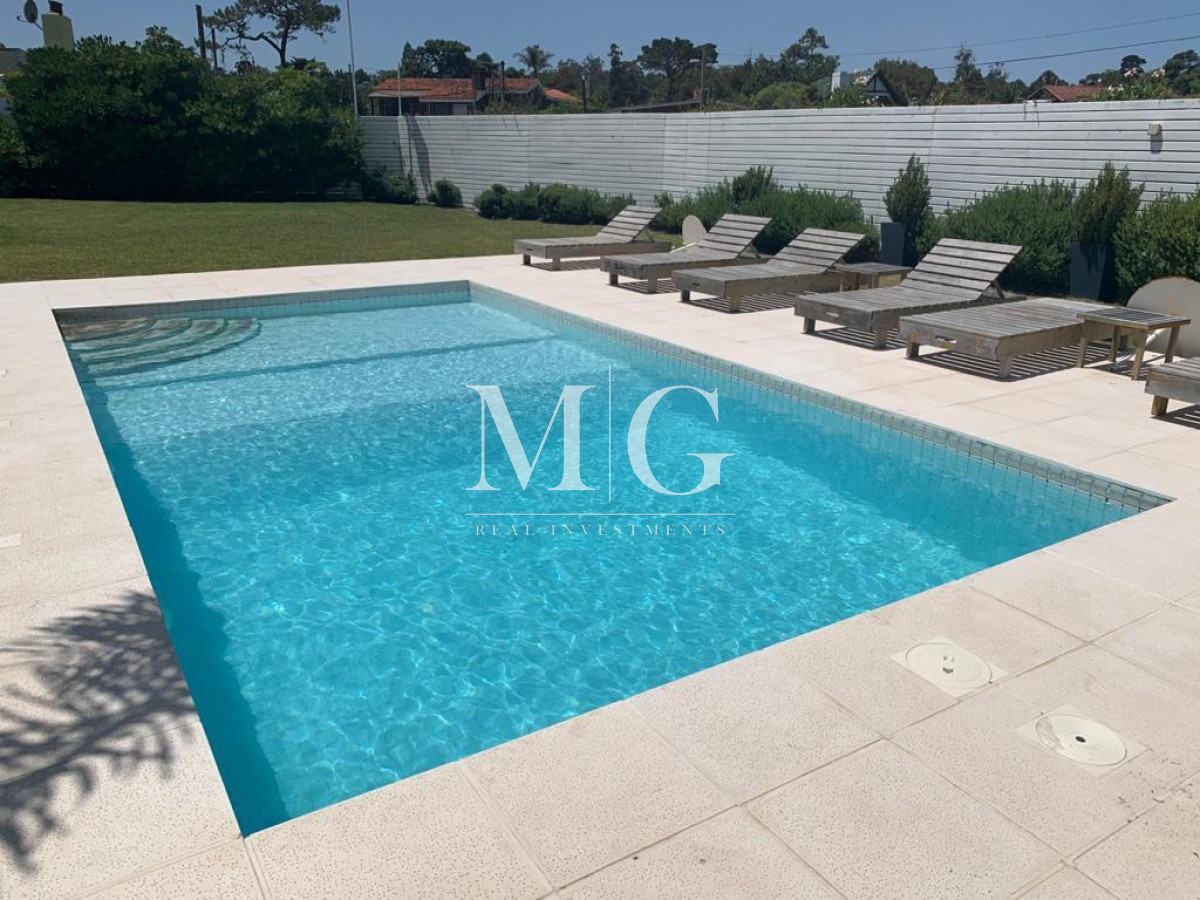 Casa ID.1368 - Alquiler Anual Exclusiva residencia frente al mar primera linea Playa Mansa 