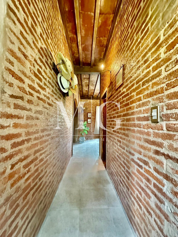 Casa ID.1088 - BARRIO PARQUE BURNETT CASA 5 DORMITORIOS ESTILO CAMPESTRE