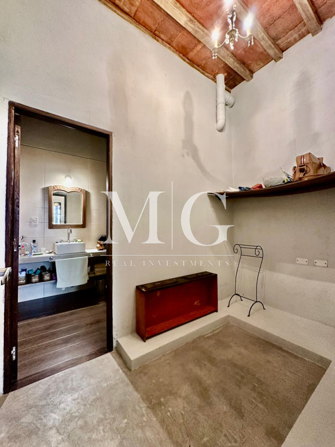 Casa ID.1088 - BARRIO PARQUE BURNETT CASA 5 DORMITORIOS ESTILO CAMPESTRE