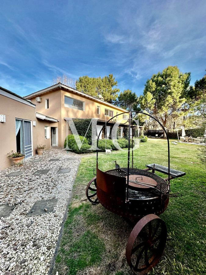 Casa ID.1453 - Barrio Privado La Arbolada Venta Casa 5 dormitorios