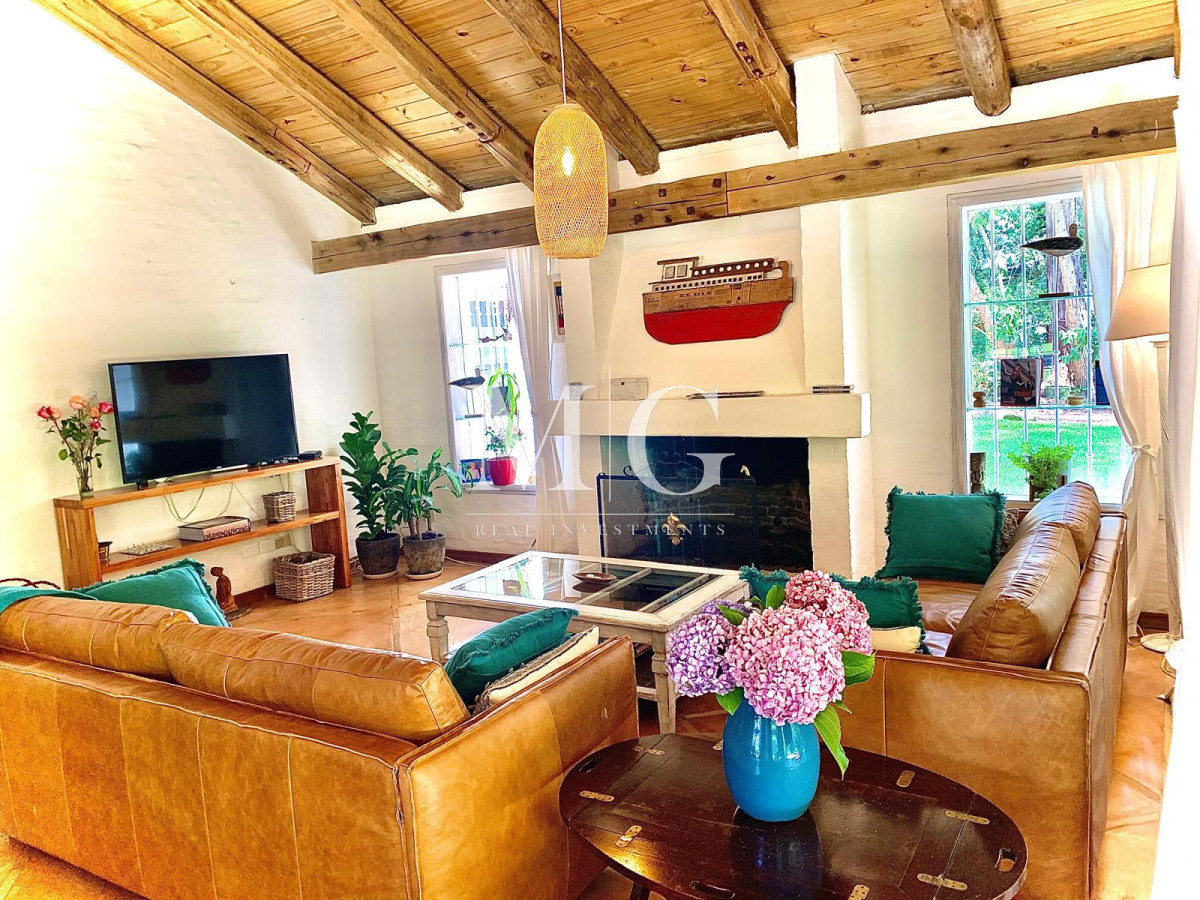 Casa ID.1066 - BARRIO PARQUE BURNETT EXCELENTE PROPIEDAD 4.500MT TERRENO