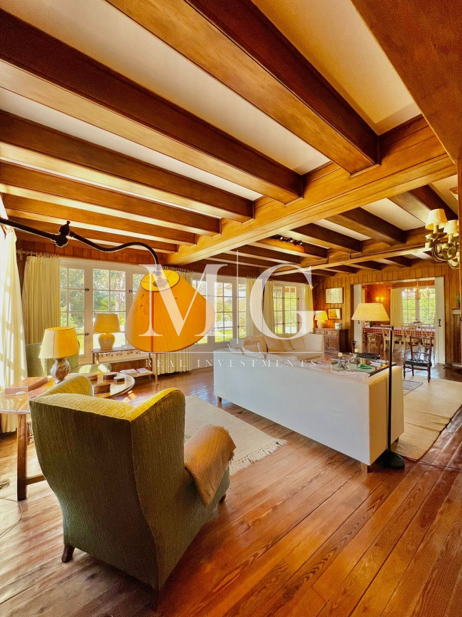 Casa ID.168 - Venta Casa zona Golf 5 dormitorios + dep.servicio, parrillero, piscina