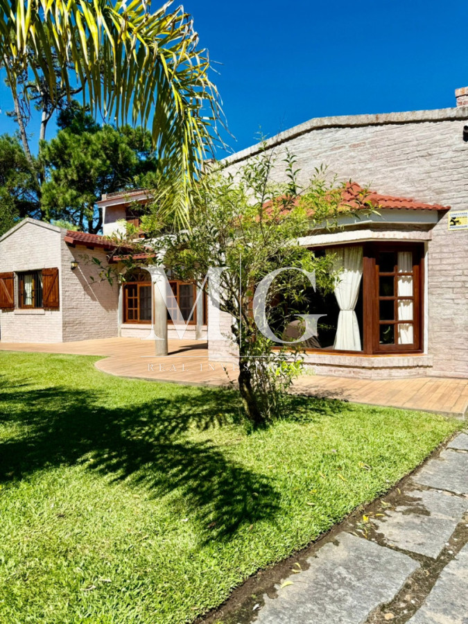 Casa ID.1550 - Excelente propiedad 4 dormitorios, 4 baños, piscina, parrillero, zona Pinares