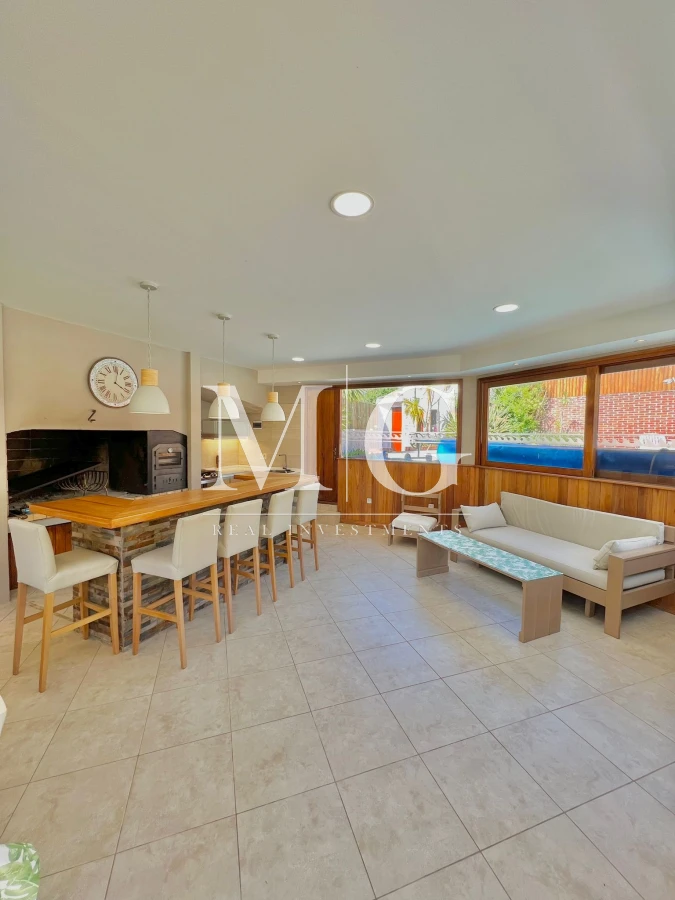 Casa ID.536 - Venta Casa 8 dormitorios, piscina, barbacoa a pasos del Shopping