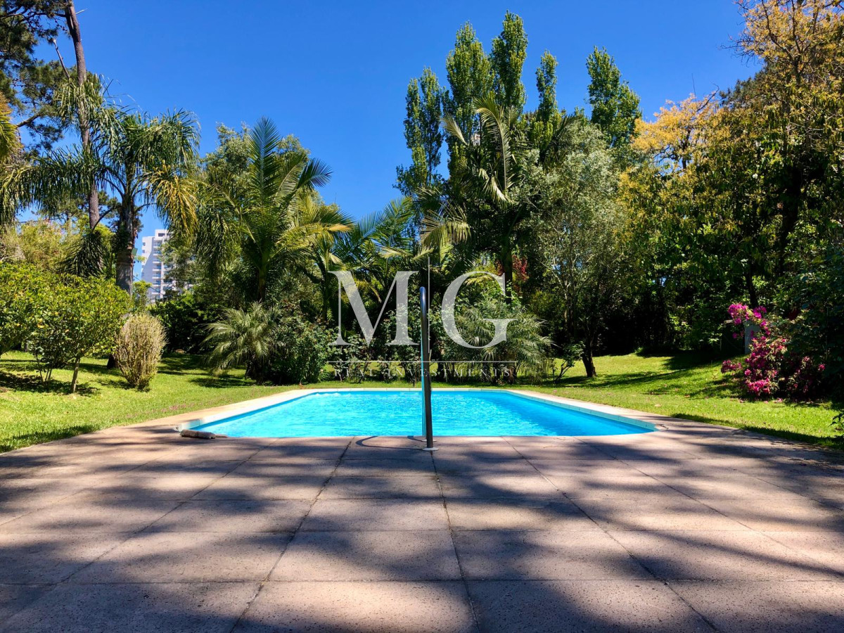 Casa ID.147 - Venta Casa zona Shopping 4 dormitorios + dep.servicio y piscina