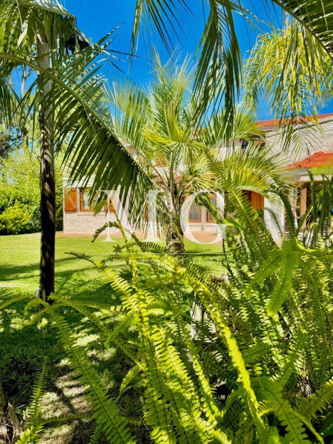 Casa ID.1550 - Excelente propiedad 4 dormitorios, 4 baños, piscina, parrillero, zona Pinares